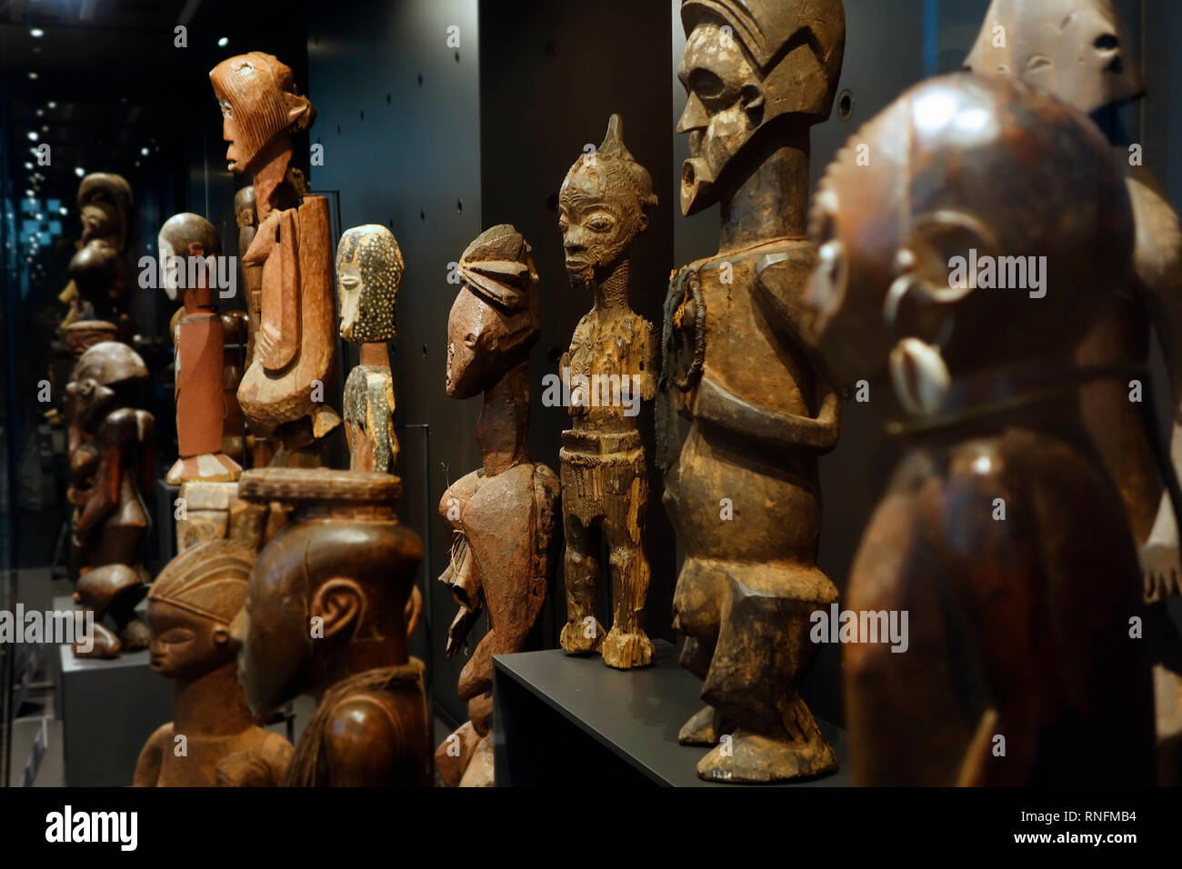Statuettes africaines en bois dans l'AfricaMuseum / Musée Royal de l'Afrique centrale, de l'ethnographie et d'histoire naturelle Musée de Tervuren, Belgique Banque D'Images