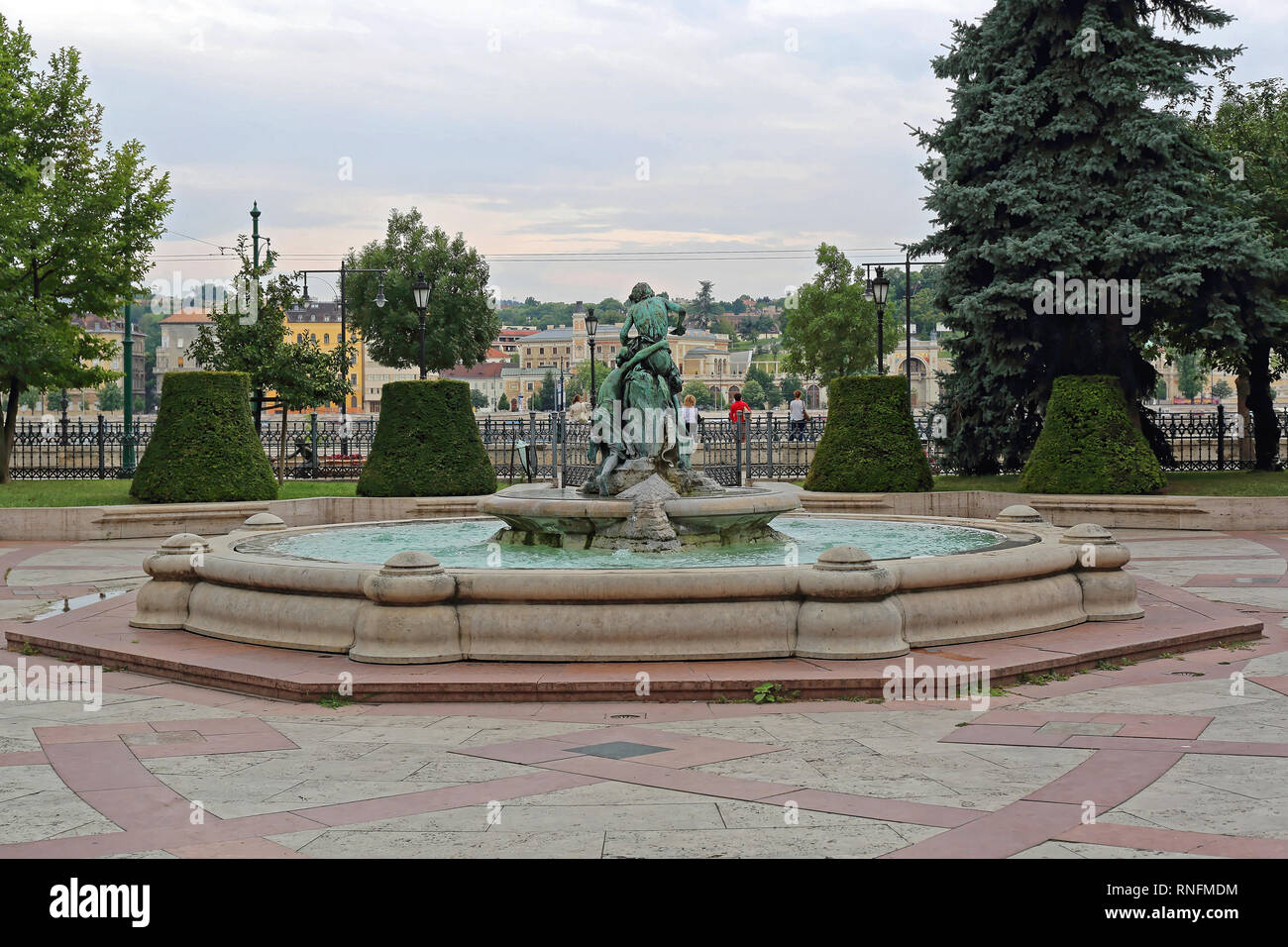 Budapest, Hongrie - le 13 juillet 2015 : Fontaine avec au Vigado Sculpture Park à Budapest, Hongrie. Banque D'Images