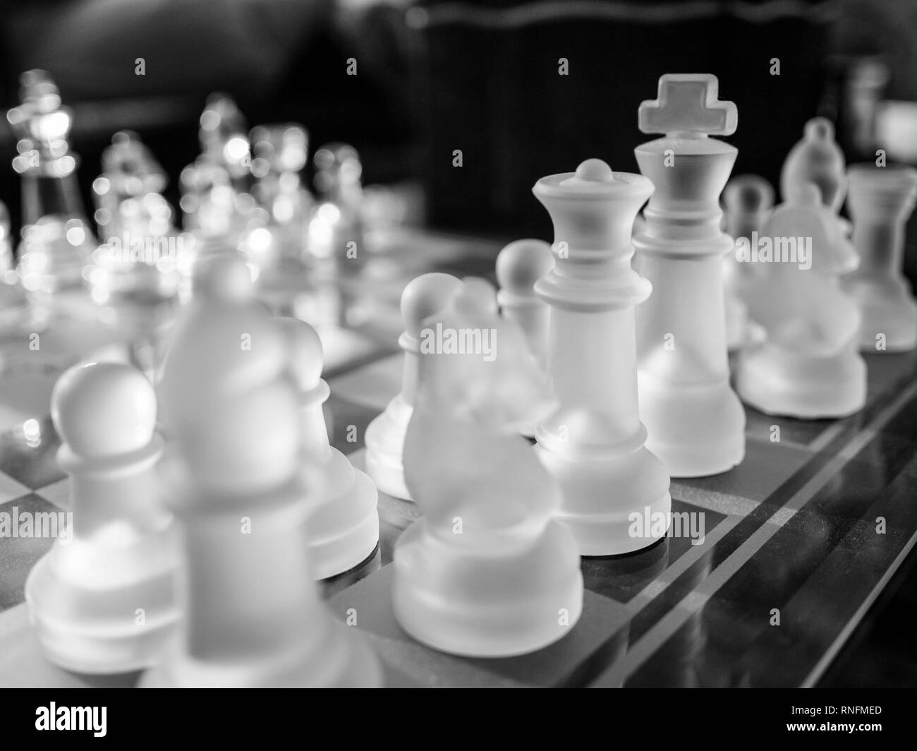 Close up de frosted pièces des échecs à bord Banque D'Images