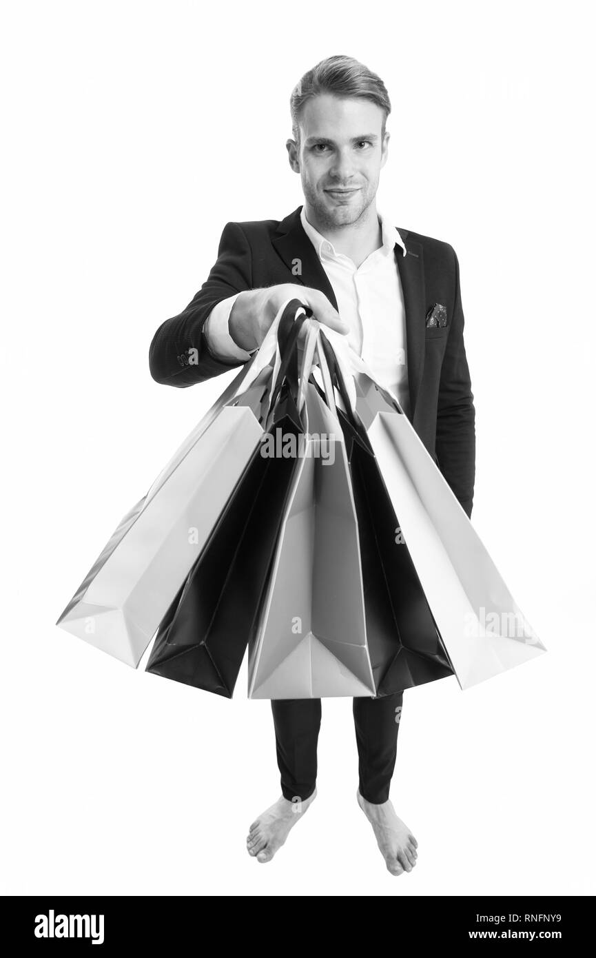 Grosse vente en centre commercial. Cyber lundi et vendredi noir concept. L'homme positif enjoying shopping. Jeune homme excité de faire des achats en ligne. Bon achat. Sacs lourds. Choisir le meilleur. Accro. Banque D'Images