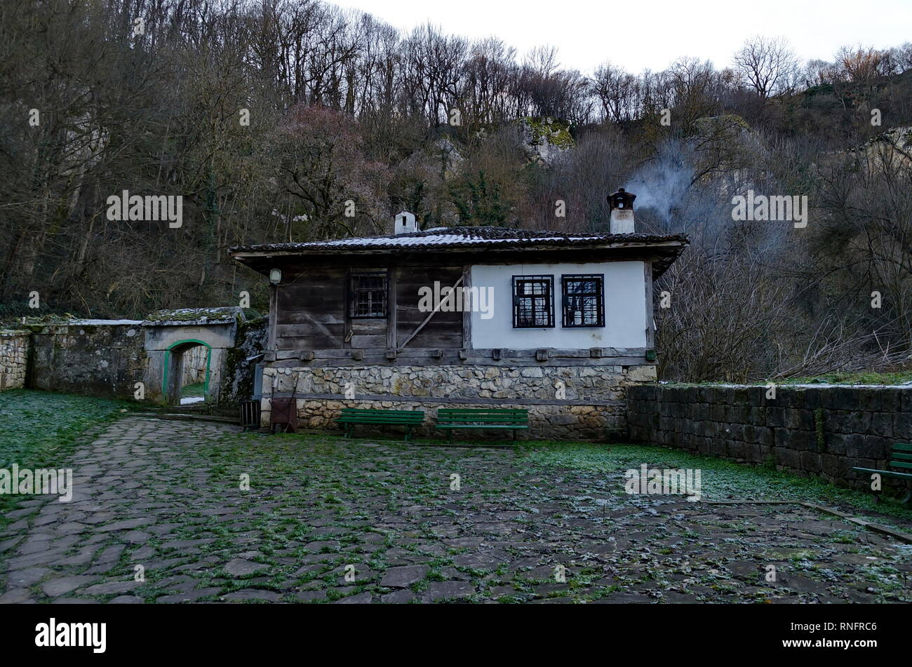 Panorama d'une cour intérieure avec ancienne maison et l'entrée vers la tombe de Demir Baba Teke, monument culte honoré par les Chrétiens et les musulmans Banque D'Images