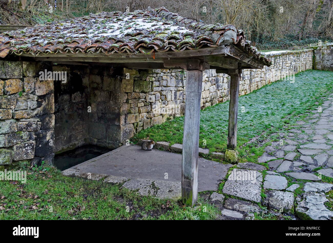 Petit coin avec toit four source sacrée source dans Demir Baba Teke, monument culte honoré par les Chrétiens et les musulmans en hiver Banque D'Images