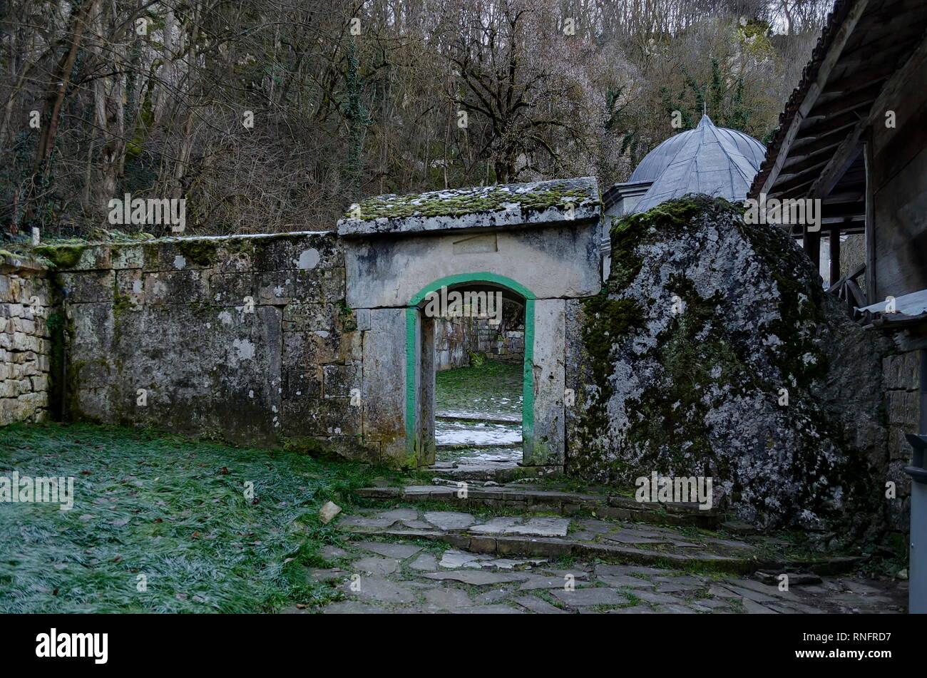 Panorama d'une cour intérieure avec une entrée vers tombeau à Demir Baba Teke, monument culte honoré par les Chrétiens et les musulmans en hiver Banque D'Images