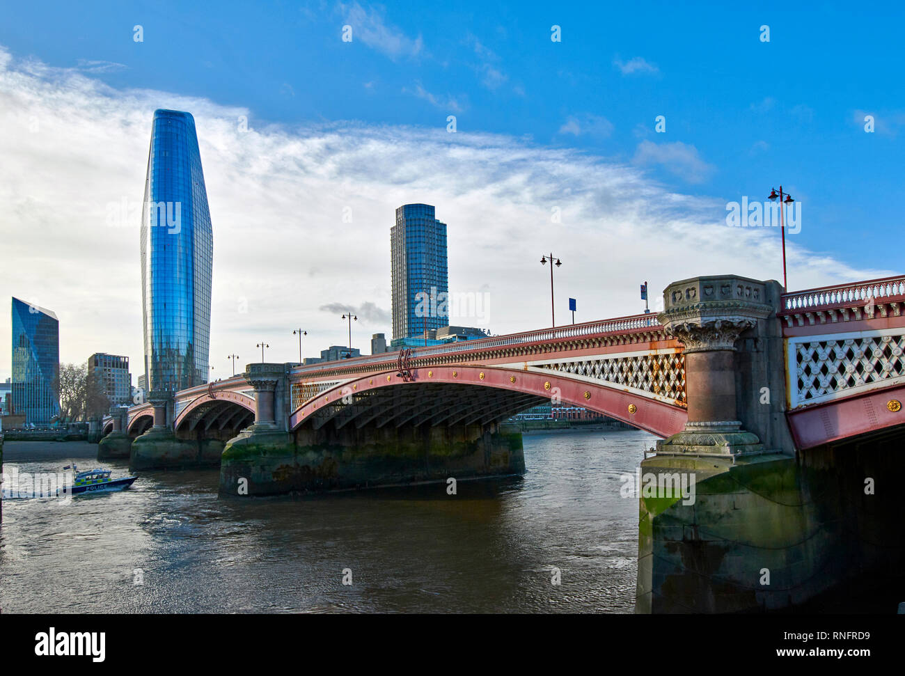 LONDON BLACKFRIARS BRIDGE CITY OF LONDON BLACKFRIARS UN GRATTE-CIEL A ÉGALEMENT APPELÉ LE VASE OU BOOMERANG Banque D'Images