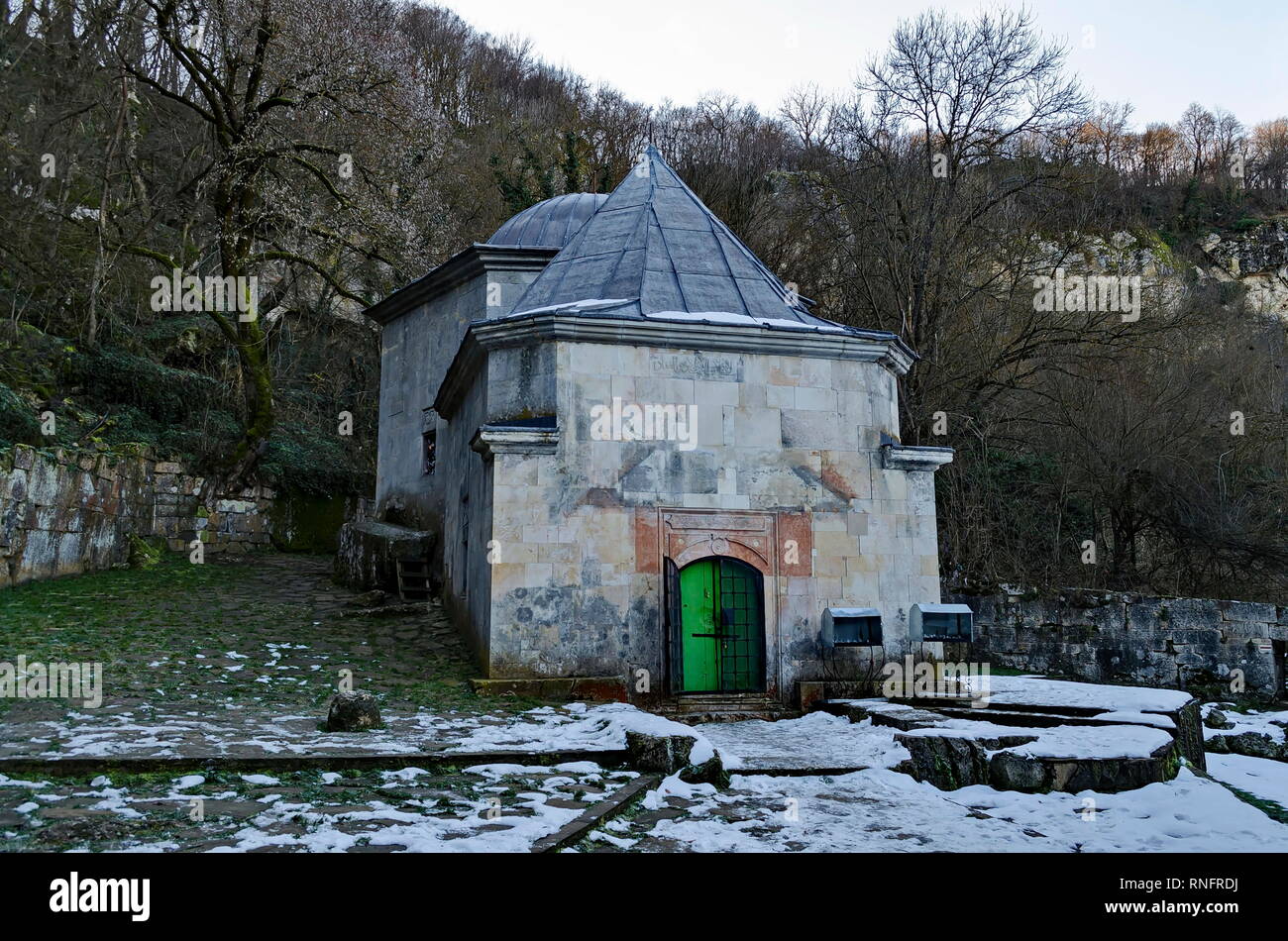 Vue vers temple avec tombeau, fondation de l'ancien bâtiment en pierre et porte vers Falaise, à Demir Baba Teke, monument culte Banque D'Images