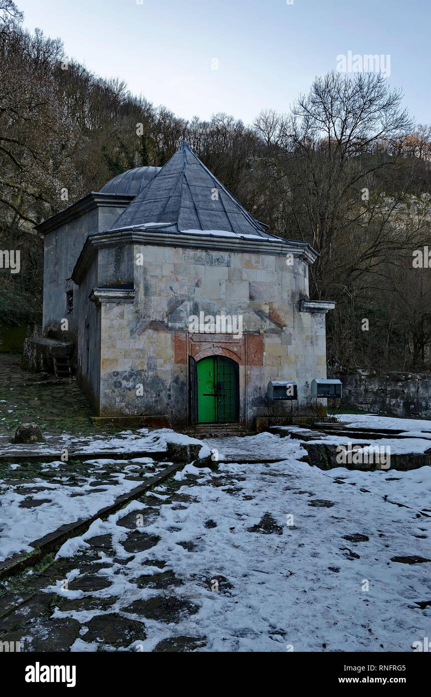 Vue vers temple avec tombe et le fondement de l'ancien bâtiment de Demir Baba Teke, monument culte honoré par les Chrétiens et les musulmans en hiver Banque D'Images