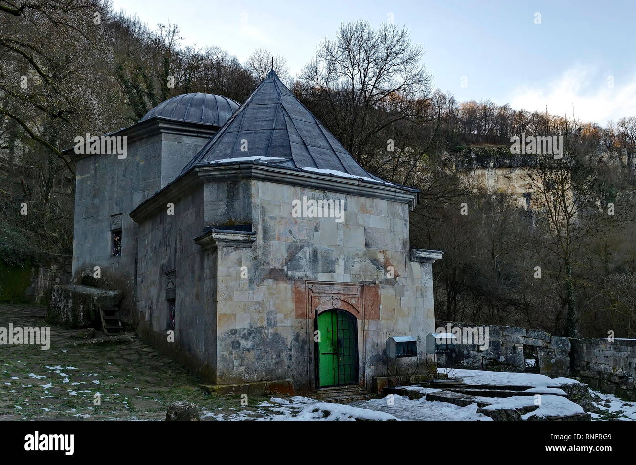 Vue vers temple avec tombeau, fondation de l'ancien bâtiment en pierre et porte vers Falaise, à Demir Baba Teke, monument culte Banque D'Images