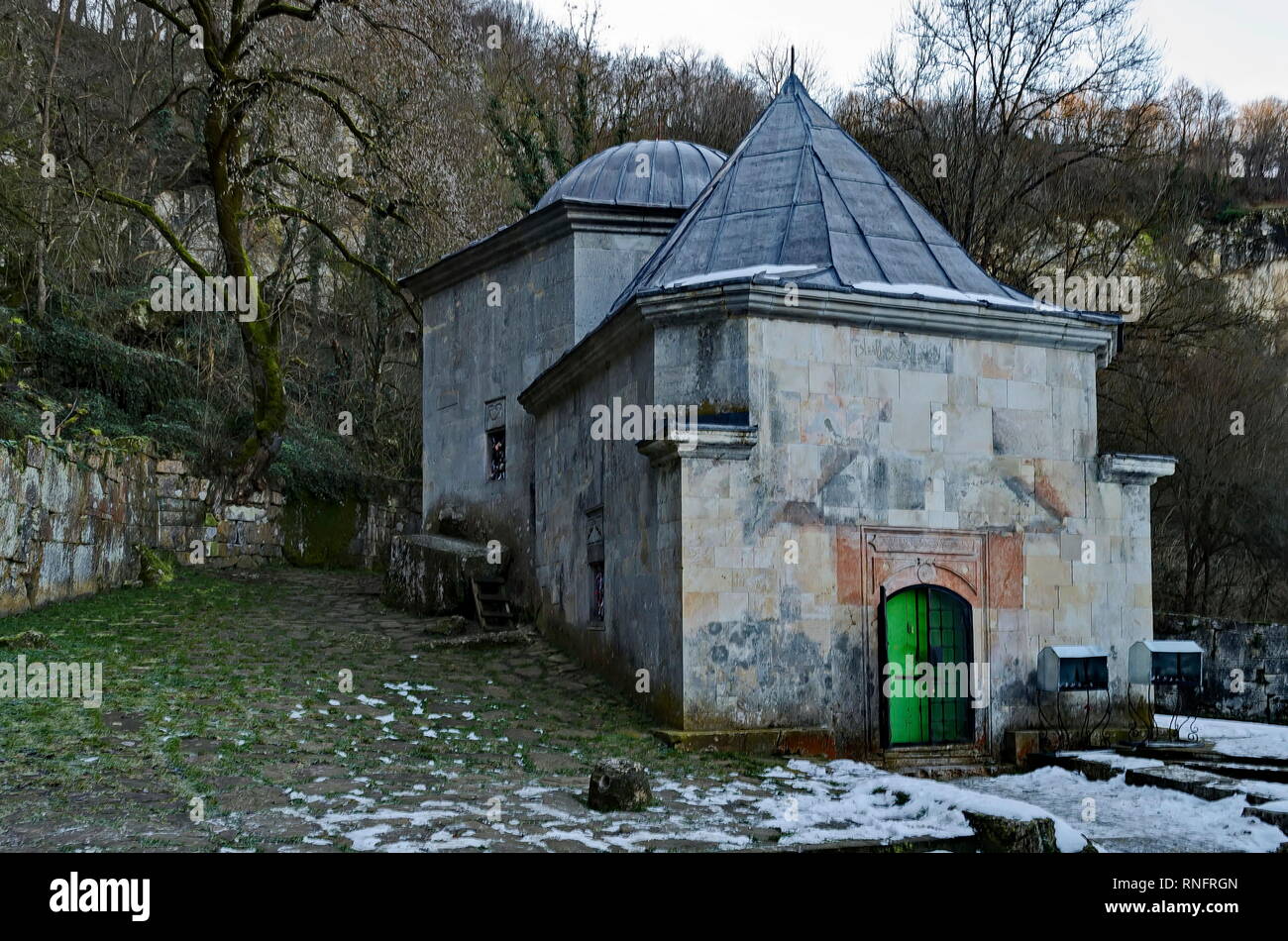 Vue vers temple avec tombe et le fondement de l'ancien bâtiment de Demir Baba Teke, monument culte honoré par les Chrétiens et les musulmans en hiver Banque D'Images