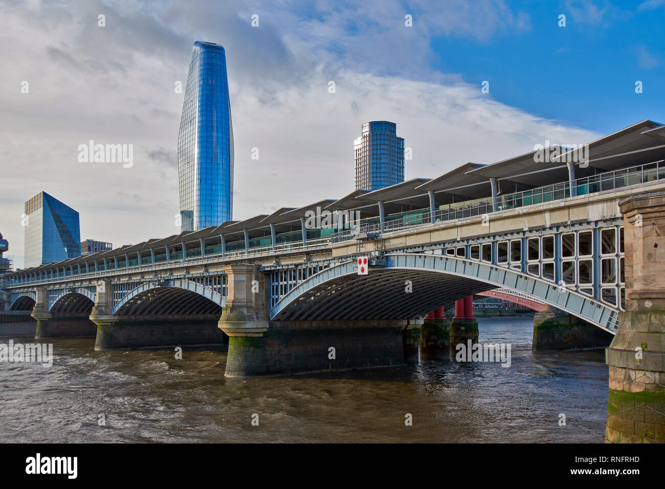 LONDON BLACKFRIARS RAILWAY BRIDGE CITY DE LONDRES ET LE GRATTE-CIEL CONNU SOUS LE NOM DE VASE OU BOOMERANG Banque D'Images