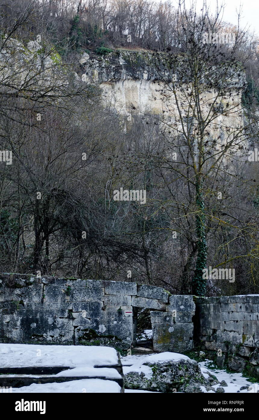 Avis de fondation au bâtiment ancien, mur en pierre et la porte vers Falaise, à Demir Baba Teke, monument culte honoré par les Chrétiens et les musulmans Banque D'Images