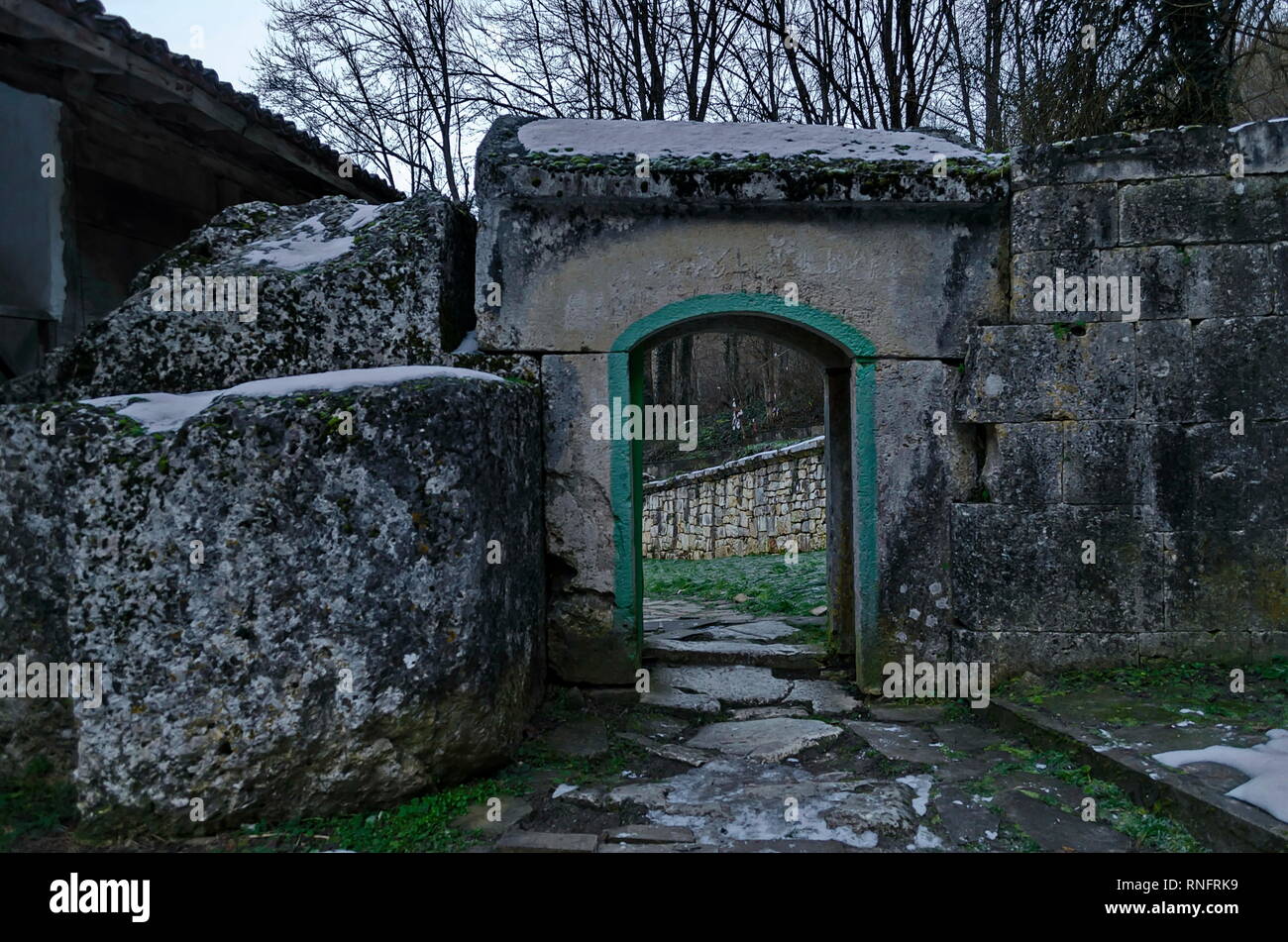 Vue sur cour intérieure avec sortie principale de Demir Baba Teke, monument culte honoré par les Chrétiens et les musulmans en hiver près de Sveshtari village Banque D'Images