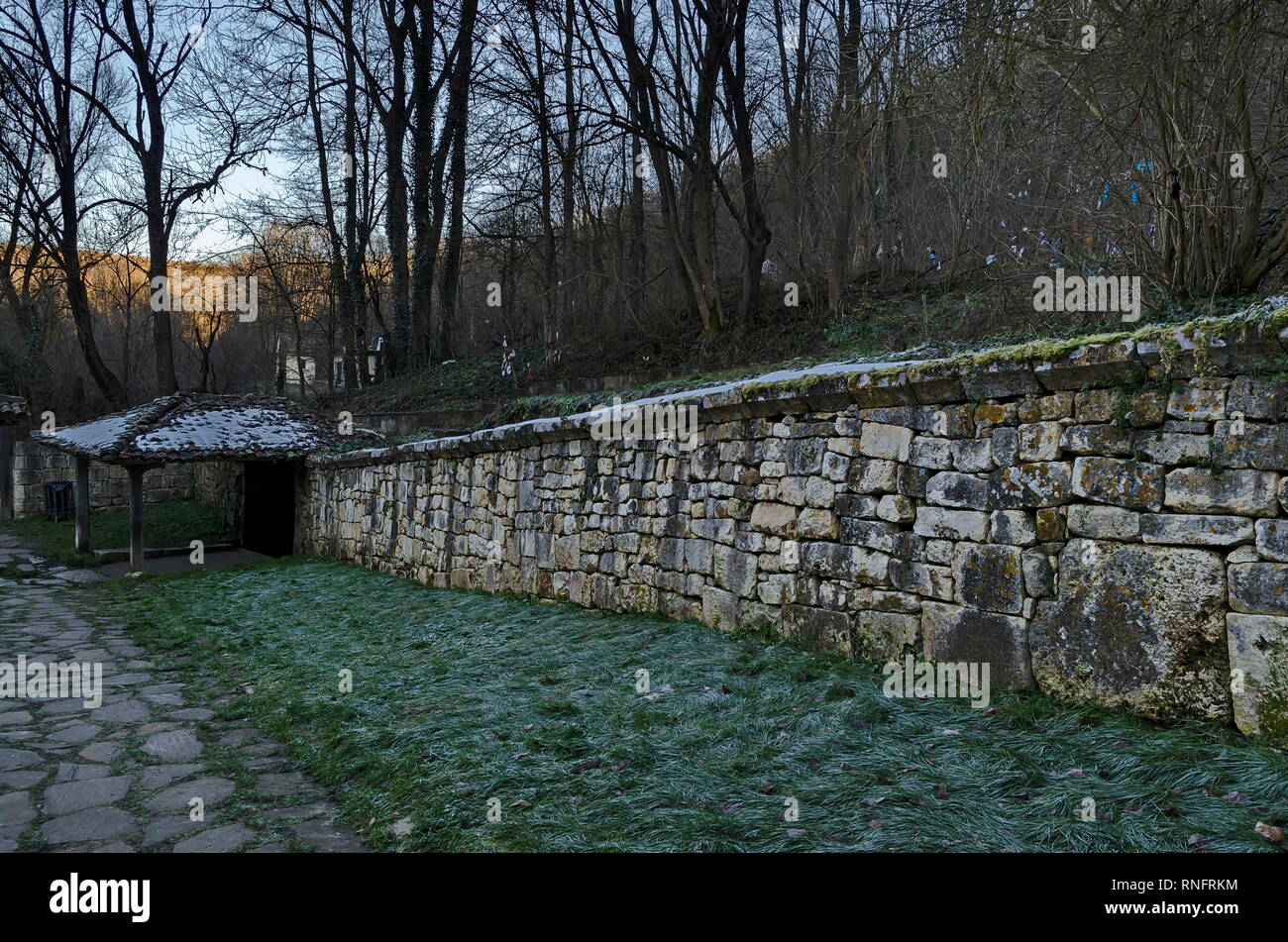 Vue sur cour intérieure, mur, sortie principale et petit coin avec source sacrée dans sourcein Demir Baba Teke, monument culte Banque D'Images