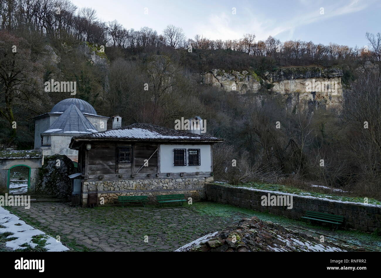 L'aspect général et le toit du printemps four source de Demir Baba Teke, monument culte honoré par les Chrétiens et les musulmans en hiver près de Sveshtari village Banque D'Images