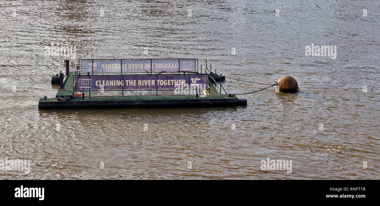 Londres TAMISE PÉNICHE AMARRÉE POUR LE NETTOYAGE DE LA RIVIÈRE Banque D'Images