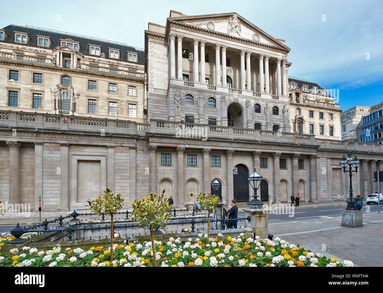 Londres LA VILLE DE LONDRES THREADNEEDLE STREET LA BANQUE D'ANGLETERRE ET Jardin fleuri Banque D'Images