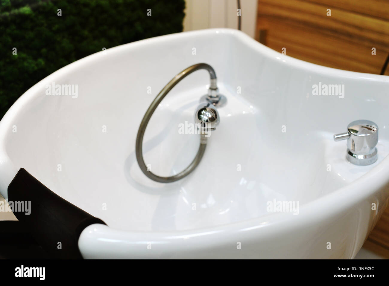 Lavabo pour laver la tête. Coupe de procédure. le lavage dans le salon de beauté. Banque D'Images