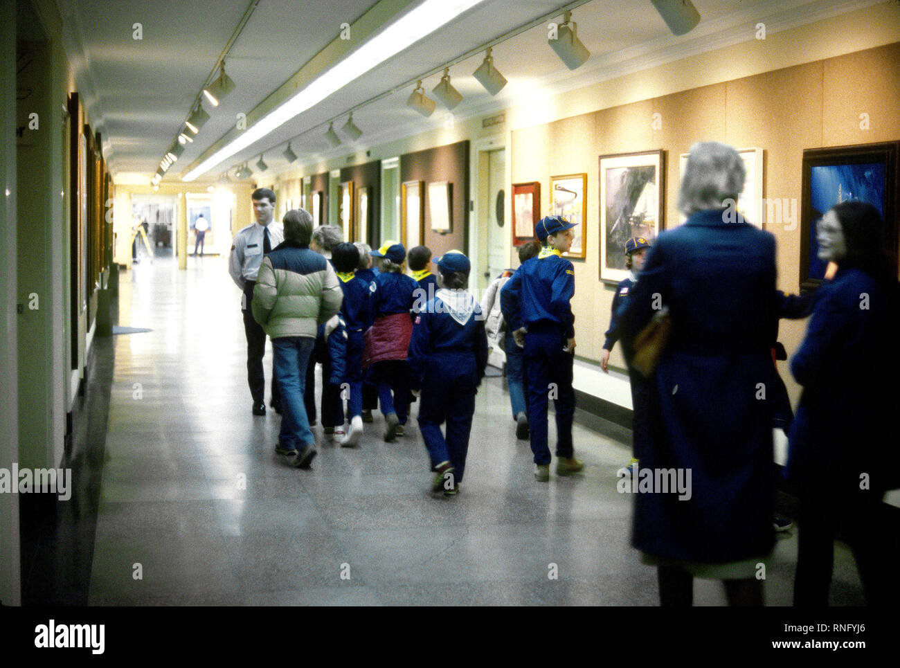 Un guide de l'US Air Force explique une peinture de louveteaux de visiter des expositions d'art de l'Armée de l'air dans le pentagone. Banque D'Images