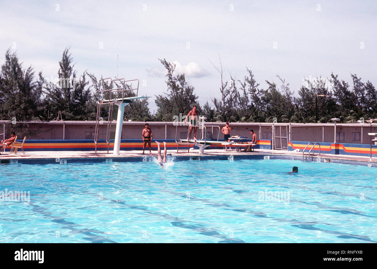 1981 - à la piscine Seabees. Banque D'Images
