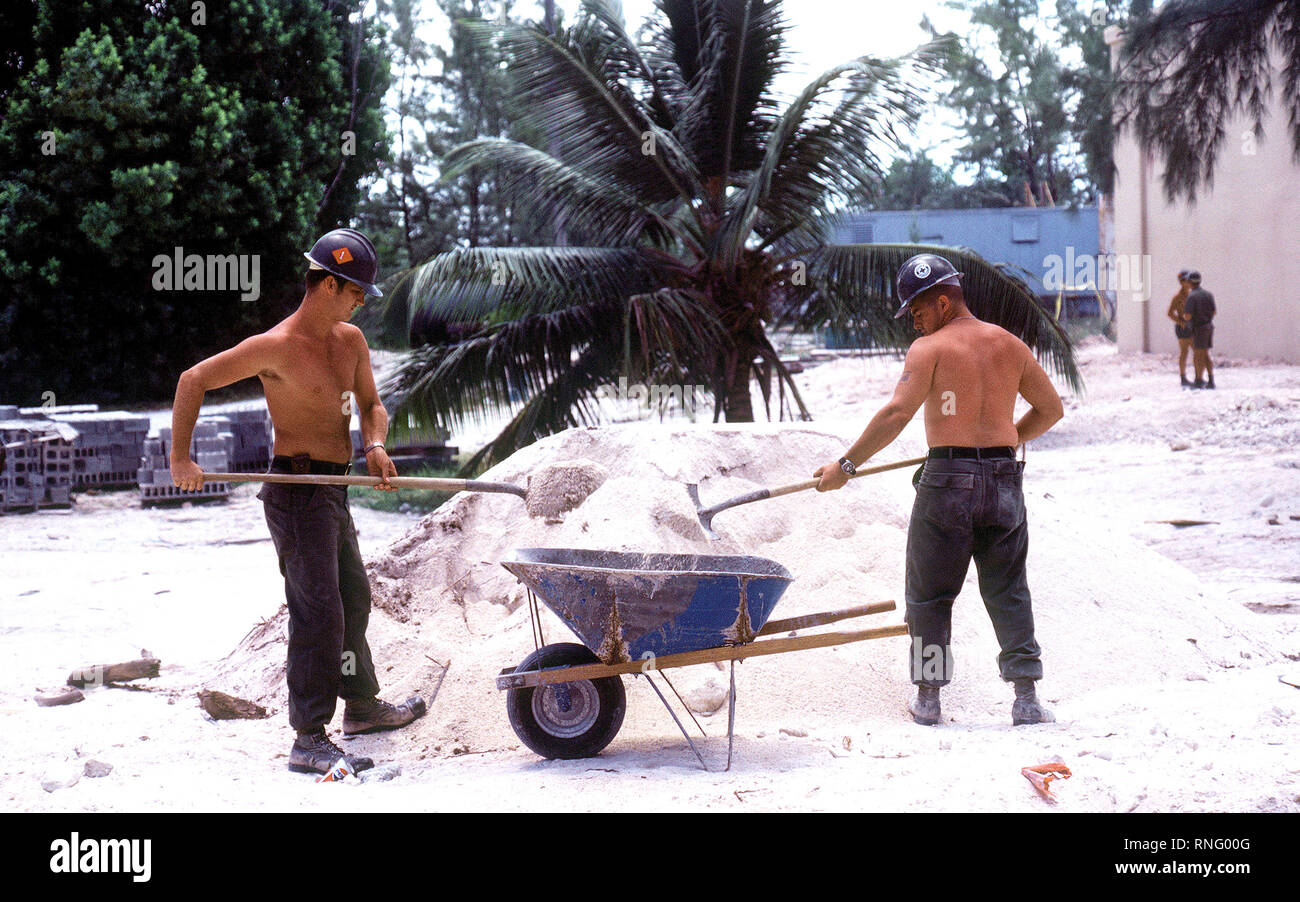 1981 - Deux en un sable pelle Seabees brouette pendant les activités de construction. Banque D'Images