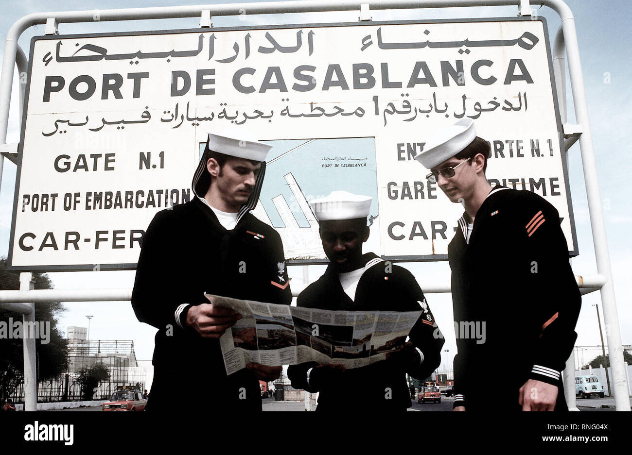 1982 - U.S. marins regardez leur site à l'entrée au port de Casablanca, au cours d'une visite du port. Casablanca Maroc Banque D'Images
