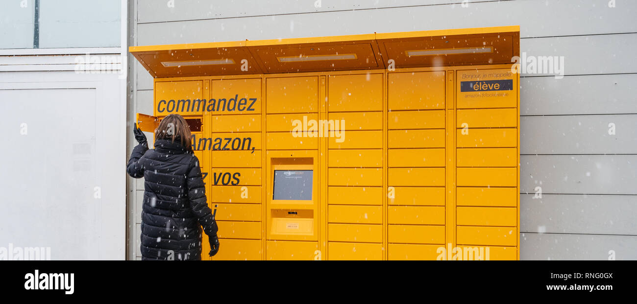 Strasbourg, France - Nov 8, 2018 : Large image à l'aide d'Amazon Locker  self-service le service de livraison de colis, près d'Auchan supermarché  ouvert la porte pour regarder à l'intérieur récupérer boîte