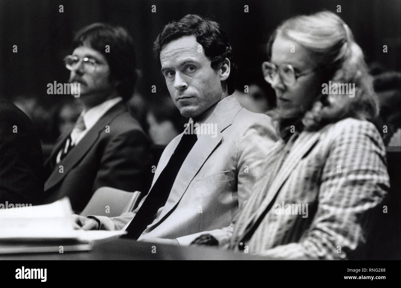 Ted Bundy procès pour meurtre - Miami - Ted Bundy avec l'avocat de la défense de Margaret bon à la table de la défense. Theodore Robert Bundy est un tueur en série américain, kidnappeur, violeur, voleur, et doom nocturnal qui ont agressé et tué de nombreuses jeunes femmes et jeunes filles pendant les années 70 et peut-être même avant. Après plus de 10 ans de refus, il a avoué 30 meurtres qu'il a commis dans sept Etats entre 1974 et 1978. Banque D'Images