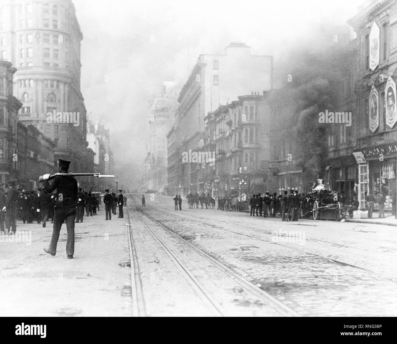 À la recherche, à l'appel jusqu'au nord-est, rue du marché. L'appel des capacités est enveloppé dans la fumée sur le côté droit de la rue. L'avocat tente de trouver de l'eau dans un incendie. Bâtiment incurvé sur la gauche est l'inondation du marché à la construction James Powell et l'Emporium, est de l'autre côté de la rue. Banque D'Images