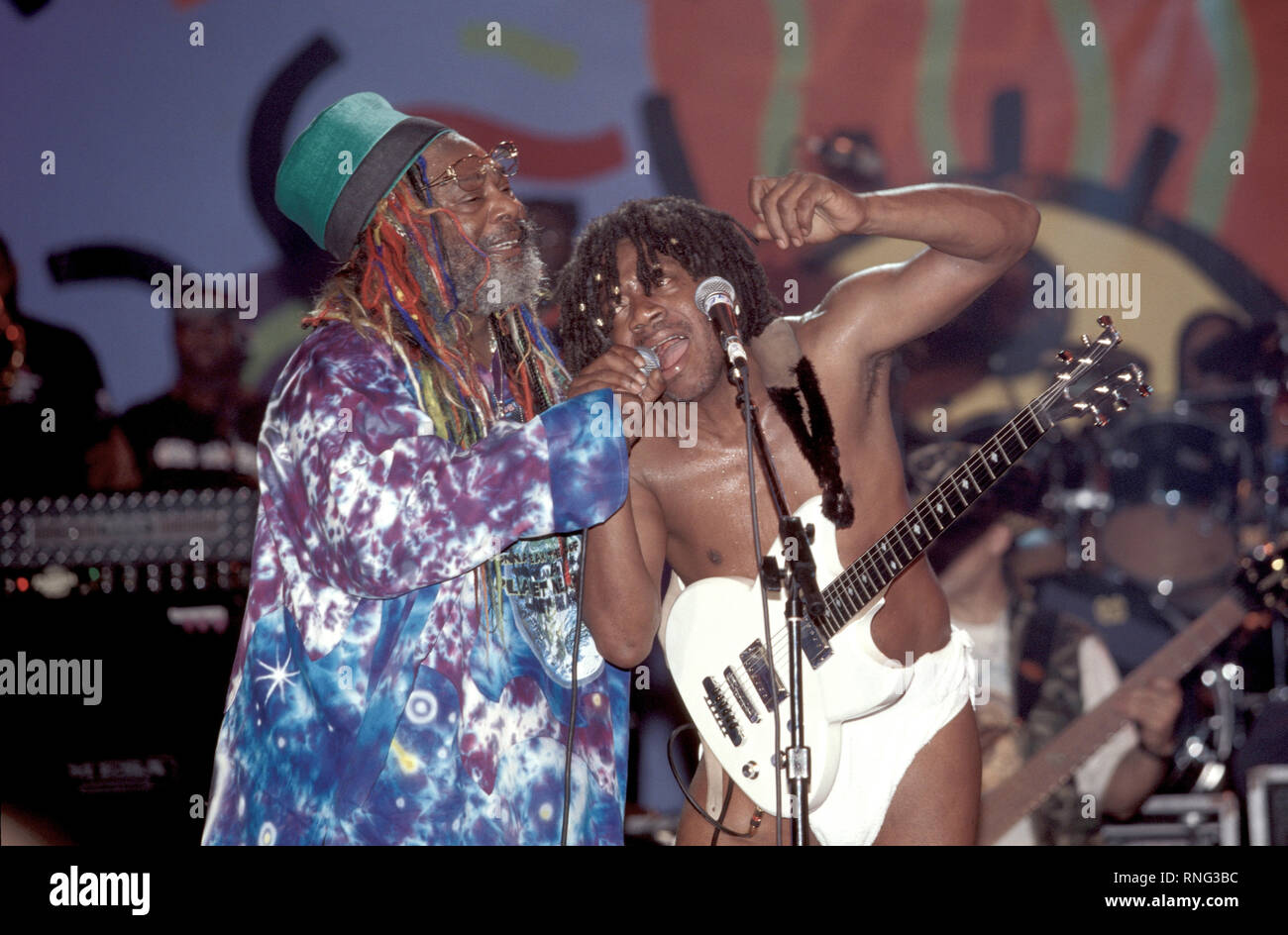 Guitariste dans l'George Clinton bande est indiqué d'effectuer sur scène lors de Woodstock '99. Banque D'Images