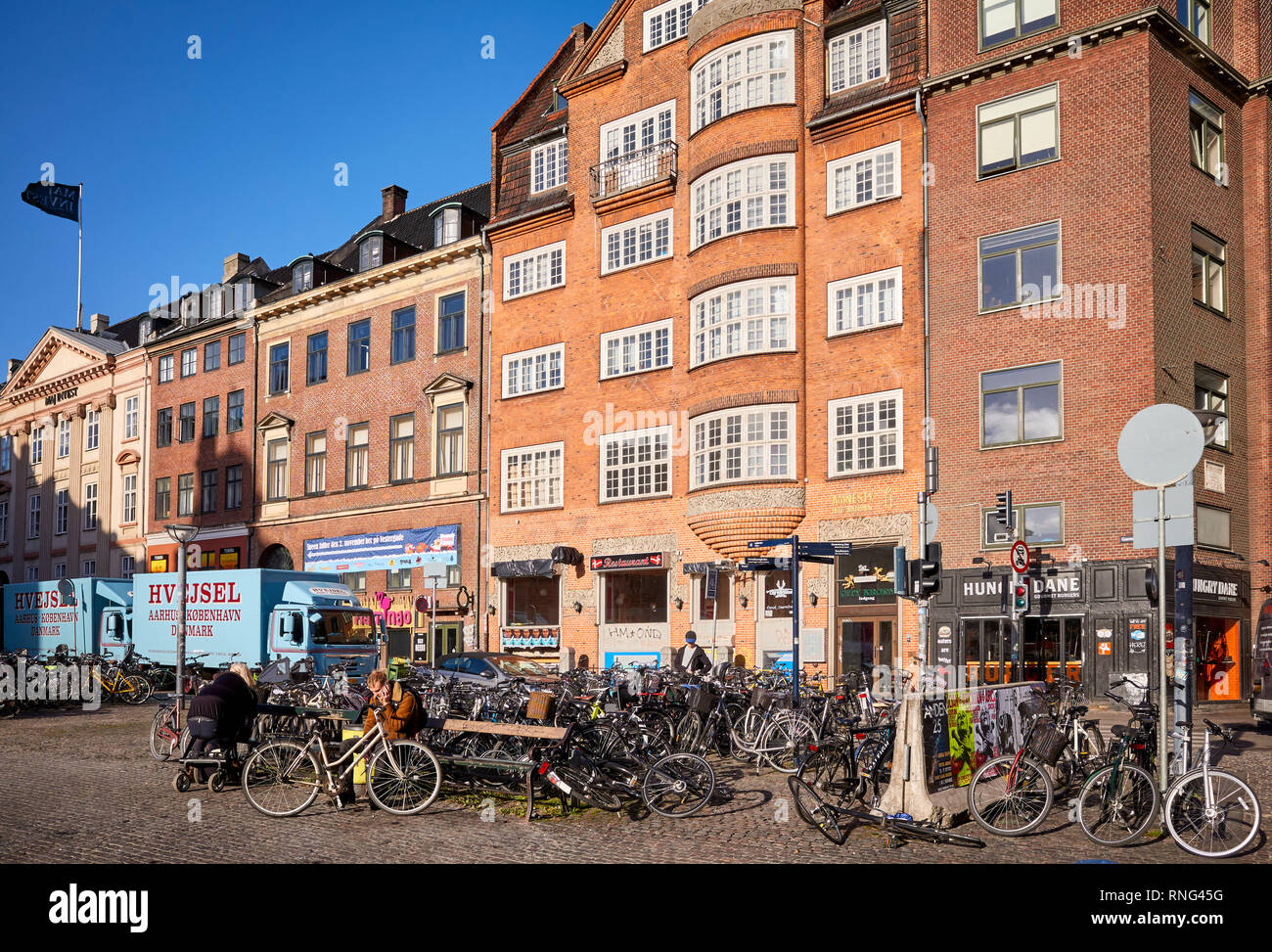 Copenhague, Danemark - 22 octobre 2018 : les vélos garés à Gammeltorv (vieux marché), plus ancienne place de Copenhague. Banque D'Images