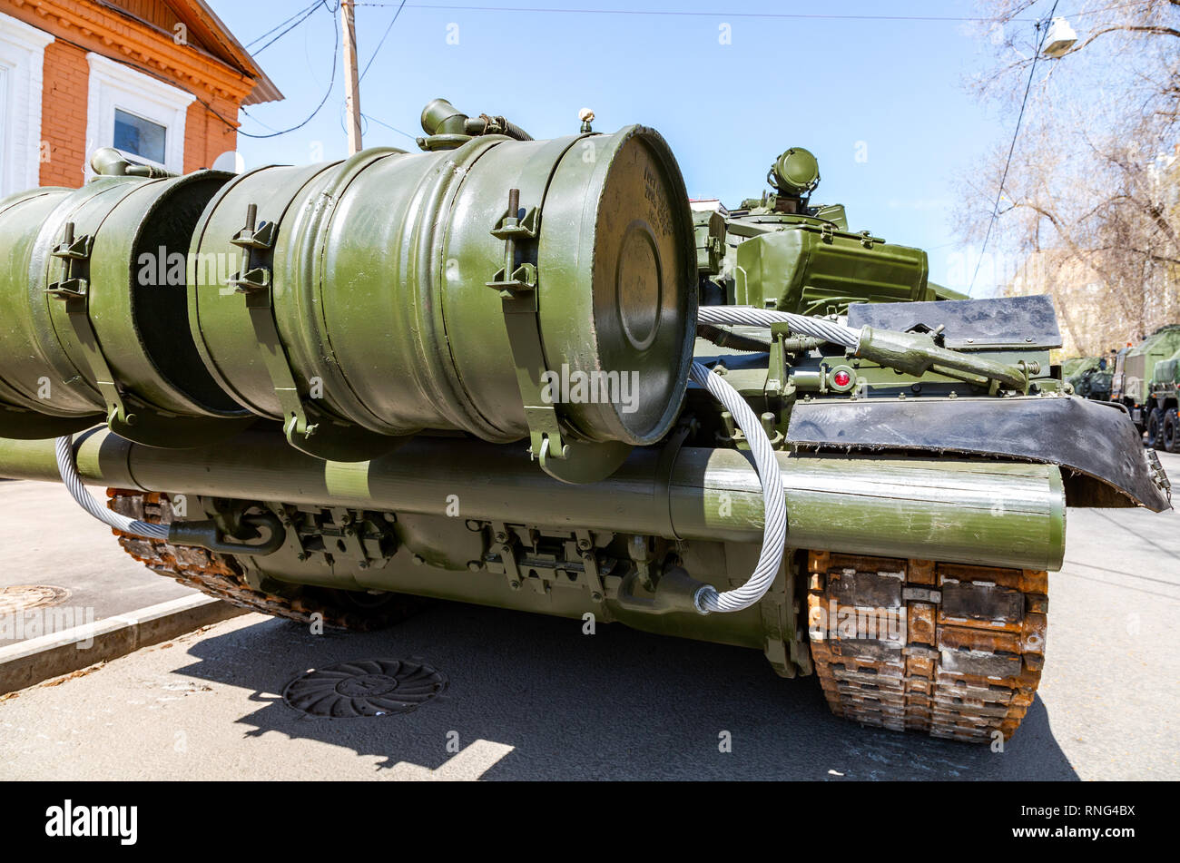 Samara, Russie - Mai 5, 2018 : Fédération de char de combat principal T-72B3M dans le vert à la ville rue avant la parade, vue arrière Banque D'Images