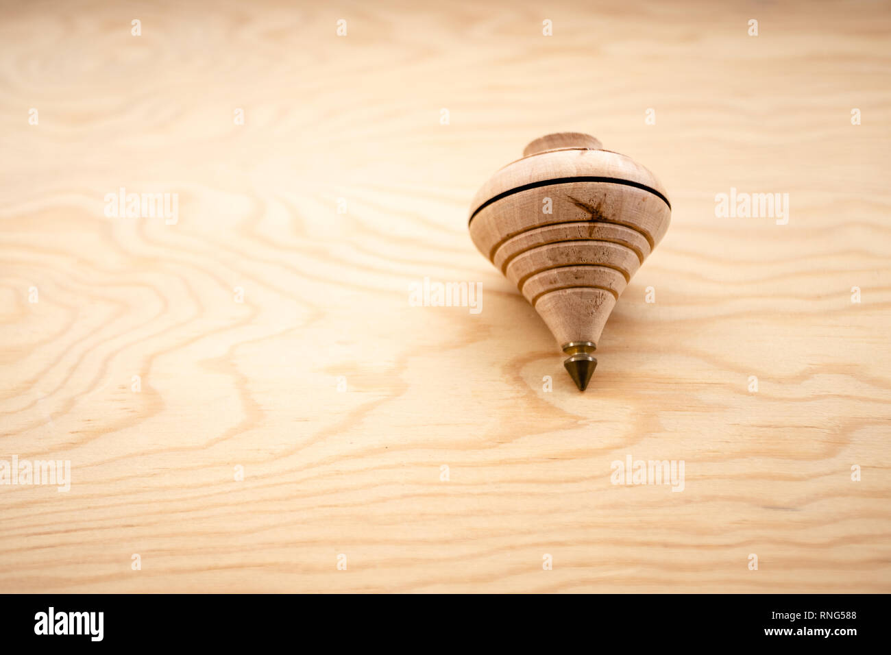Jouet traditionnel appelé toupie en bois avec métal fin Photo Stock - Alamy