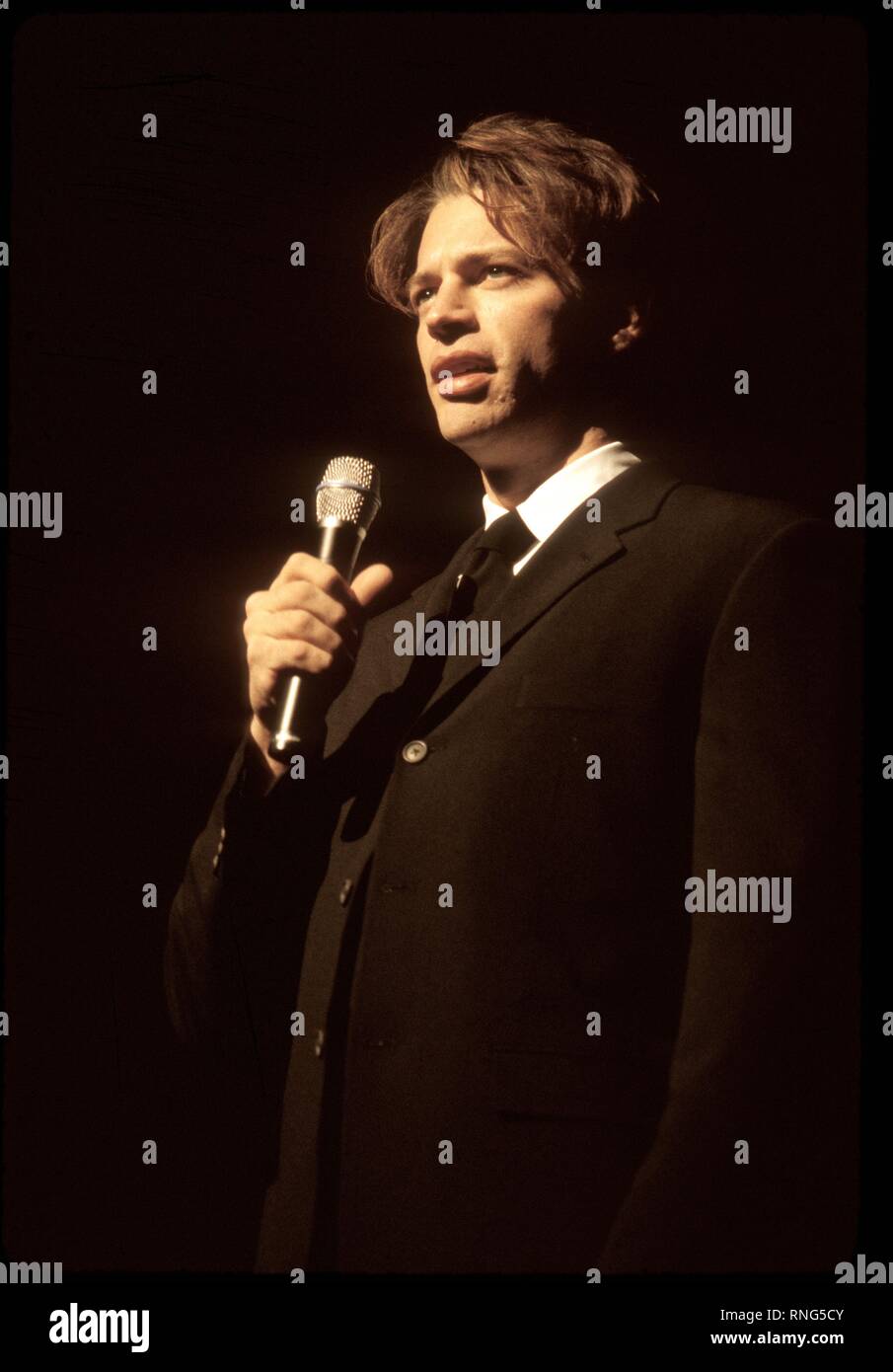 Chanteur, pianiste, compositeur, acteur, et humanitaire, Harry Connick Jr est montré sur scène lors d'un concert l'apparence. Banque D'Images