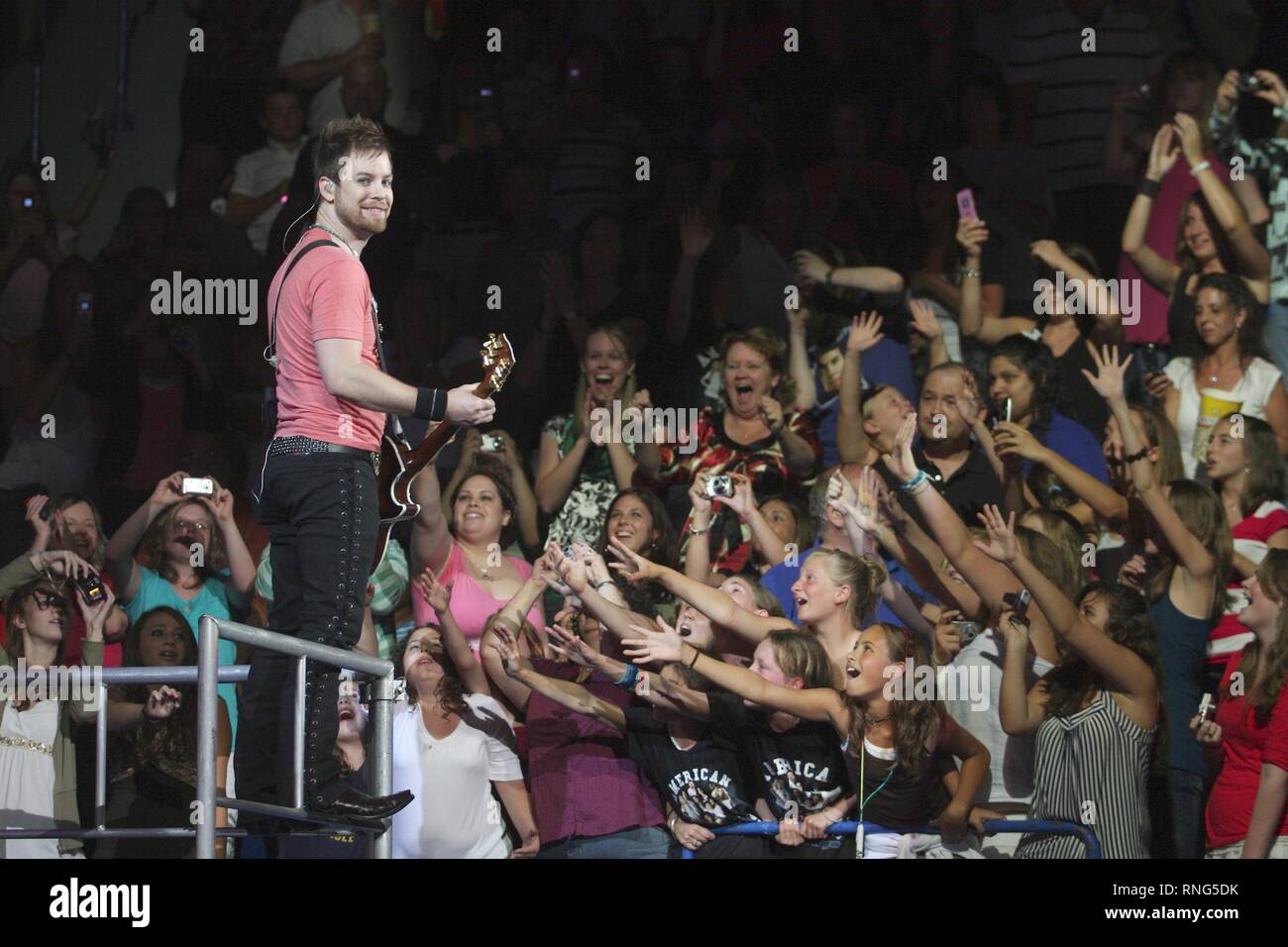 Gagnant d'American Idol David Cook est montré sur scène lors d'un concert l'apparence. Banque D'Images