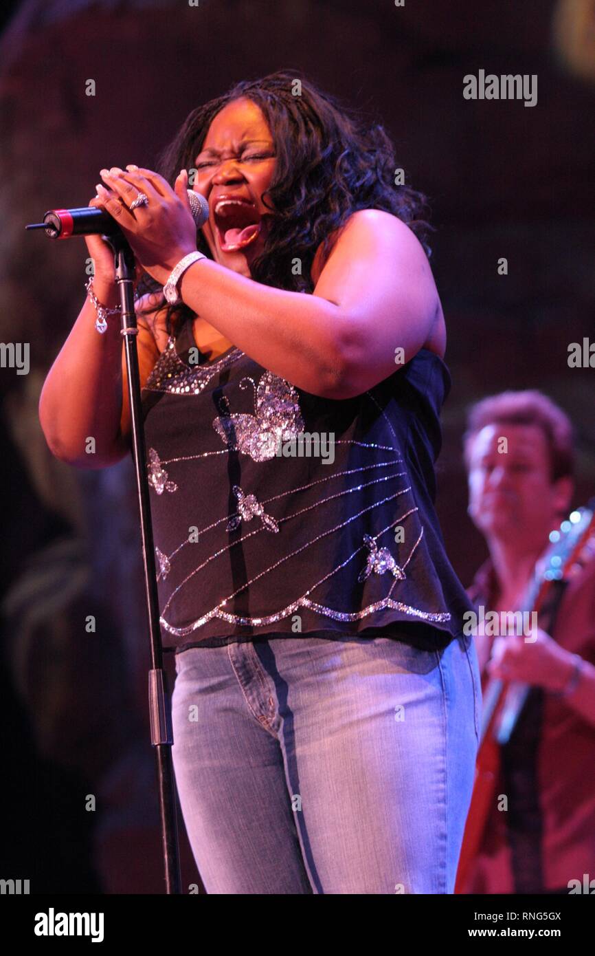 Chanteuse de blues Shemekia Copeland est montré chanter sur scène lors d'un "live" en concert. Banque D'Images