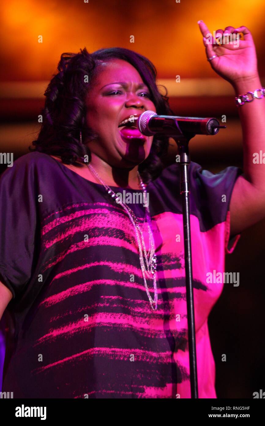Chanteuse de blues Shemekia Copeland est montré sur scène pendant un concert 'live' dans l'apparence. Banque D'Images