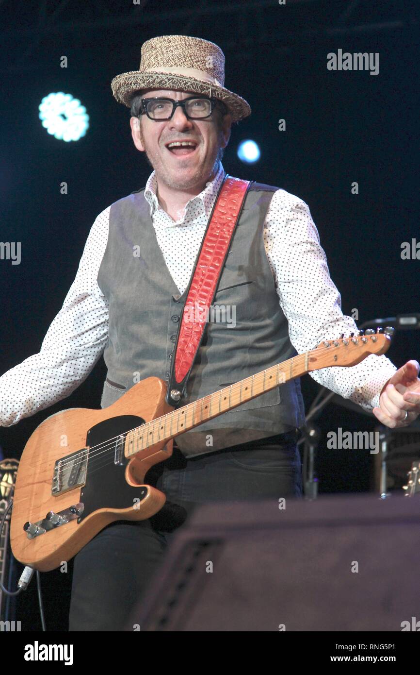 Auteur-compositeur et chanteur Elvis Costello est montré sur scène pendant un concert en direct de l'apparence. Banque D'Images