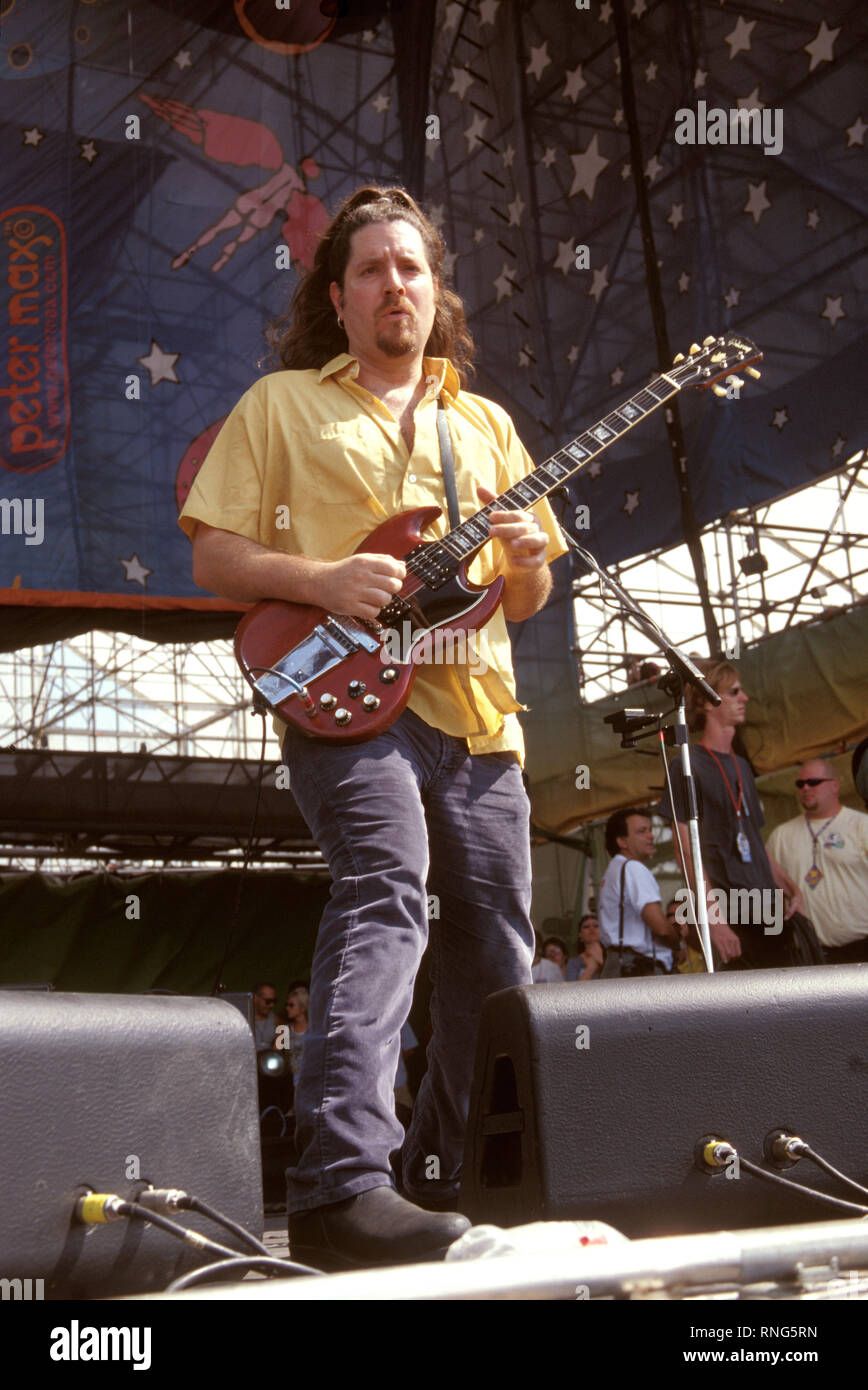 Le guitariste de Renaud est montré sur scène à Woodstock '99 Photo Stock -  Alamy
