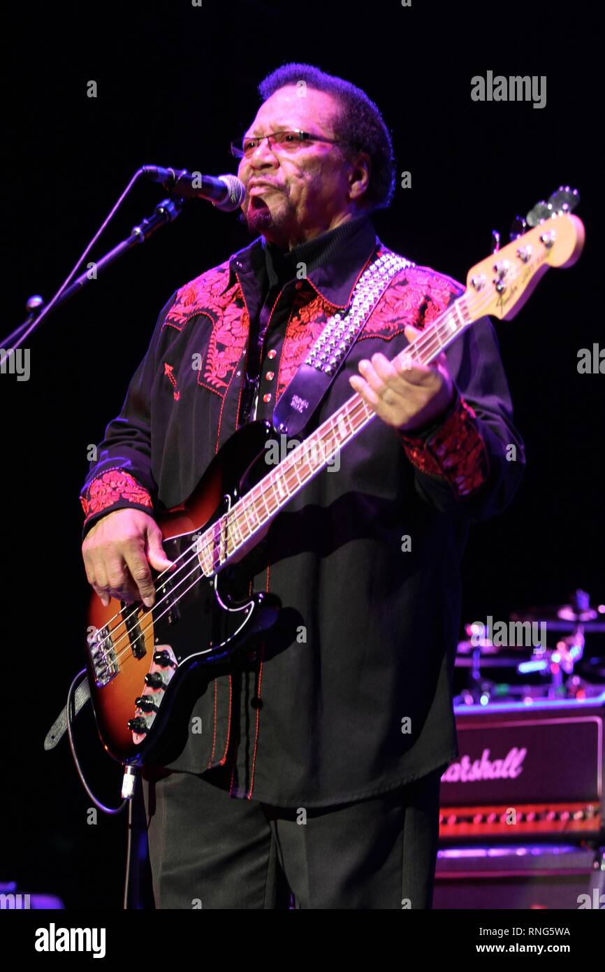 Le bassiste Billy Cox est montré sur scène pendant un concert 'live' sur l'arrêt de l'expérience 'Hendrix' tour à Waterbury, Connecticut. Banque D'Images