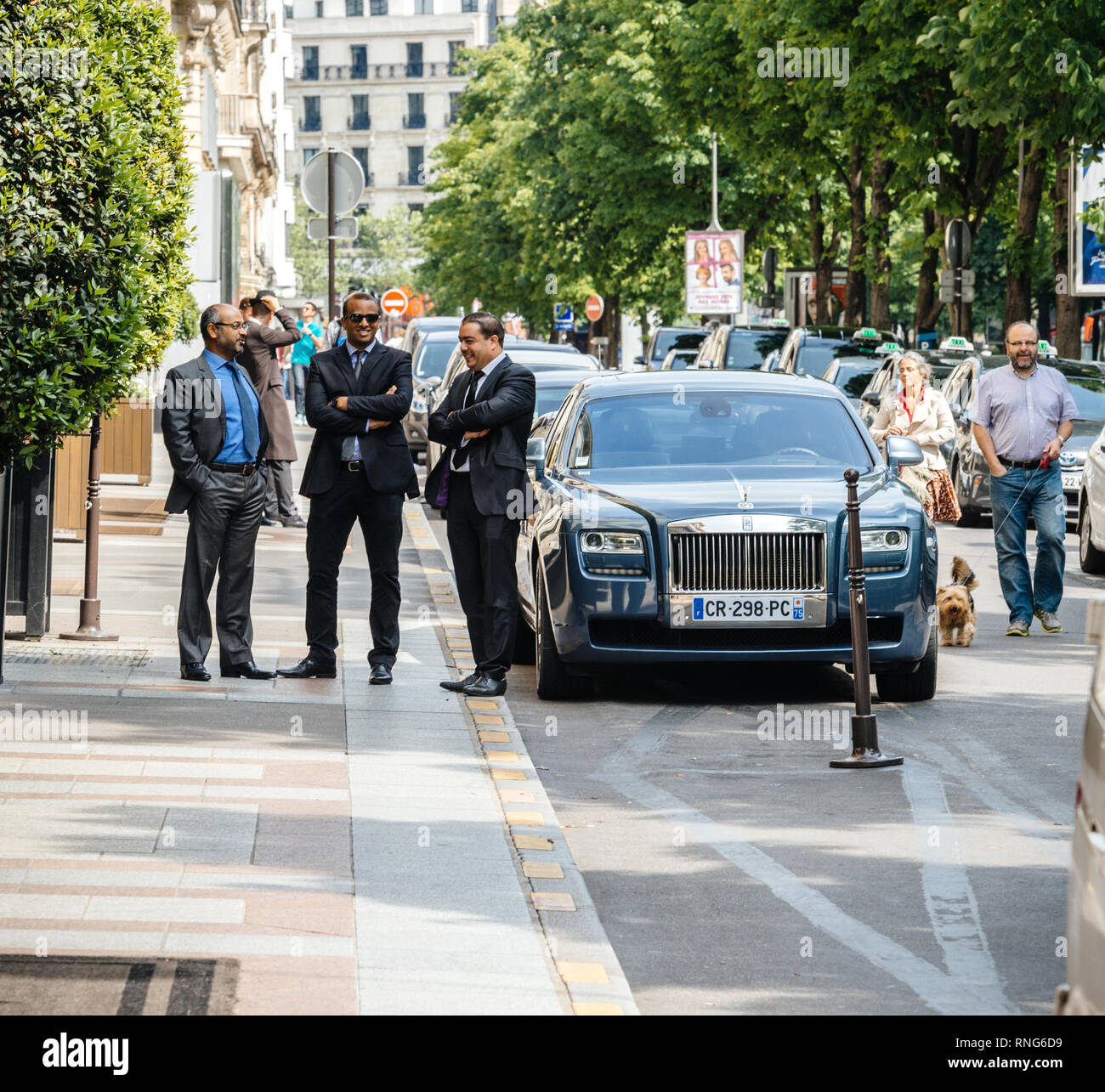 PARIS, FRANCE - 21 MAI 2016 : Les pilotes et le personnel de sécurité parler près de l'élégante Rolls-Royce voiture garée en face de George V hôtel de luxe à Paris Banque D'Images