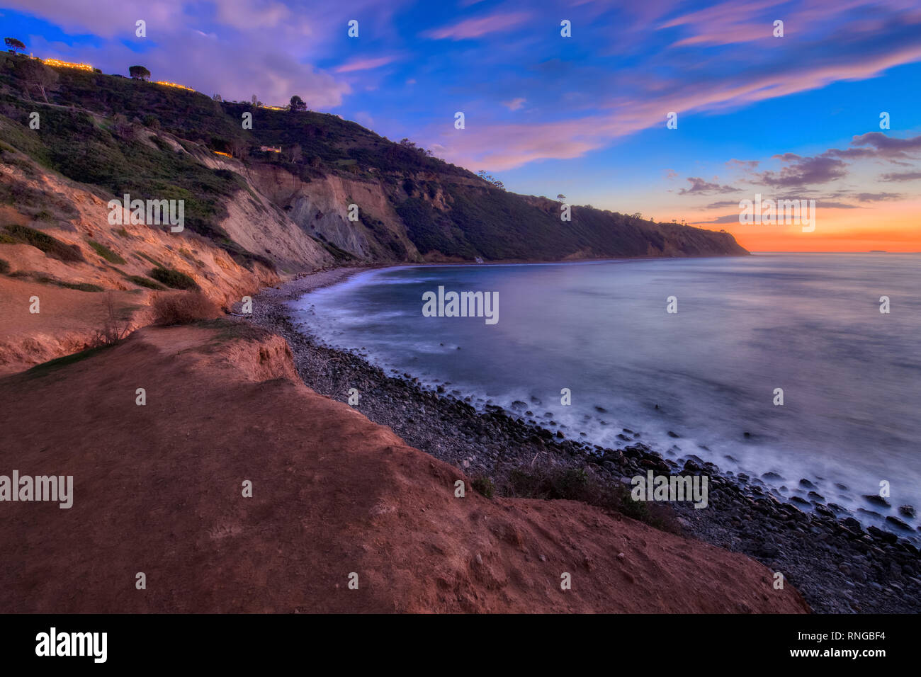 Une longue exposition photo de la côte de la Californie du Sud après le coucher du soleil avec des nuages dans le ciel, Bluff Cove, Palos Verdes Estates, Californie Banque D'Images