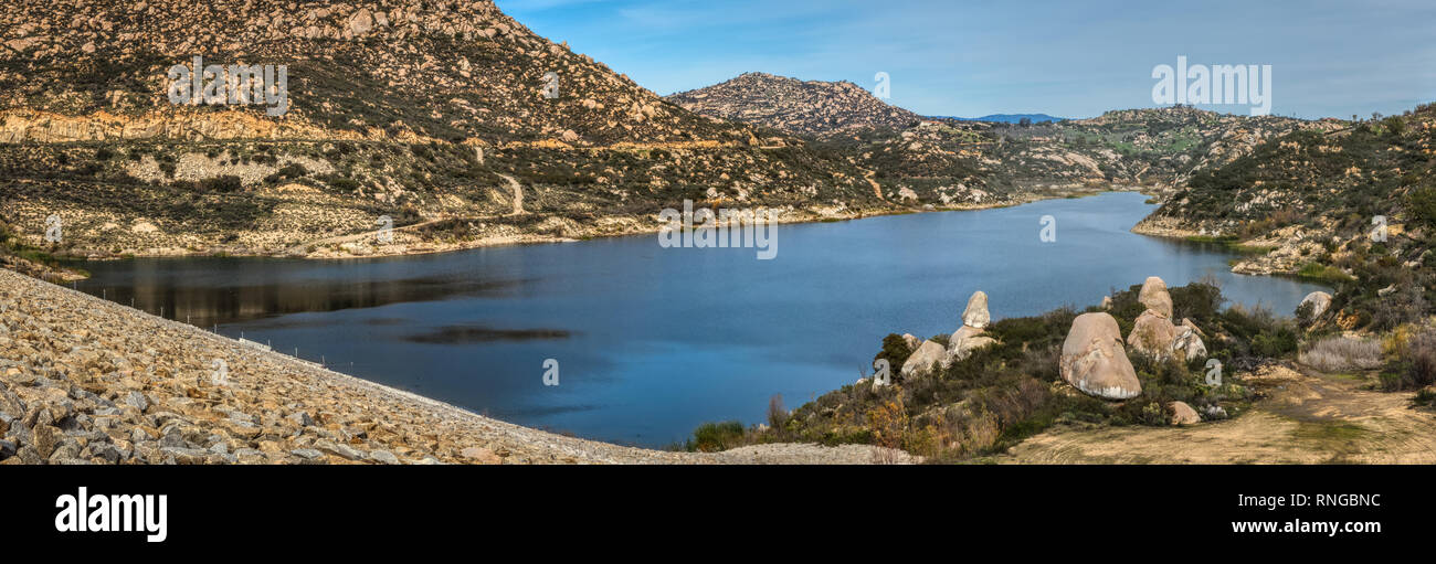 Ramona magnifique du lac entouré de montagnes dans un endroit élevé, vu de la vallée verte chariot Trail, Ciel Bleu Réserve écologique, Poway, Cali Banque D'Images