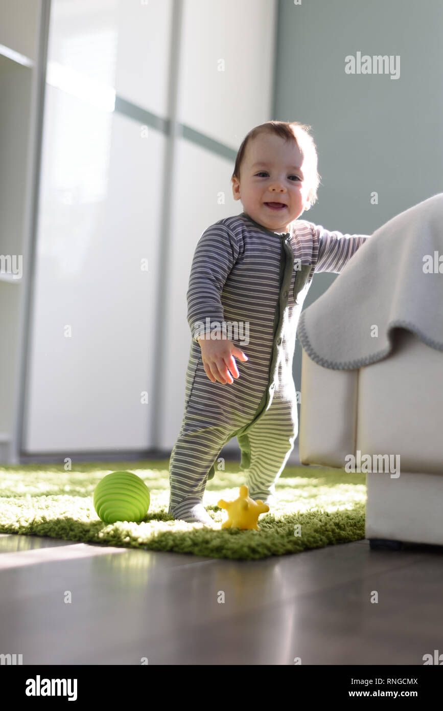 Garçon debout sur tapis vert libre. Première étape concept Banque D'Images