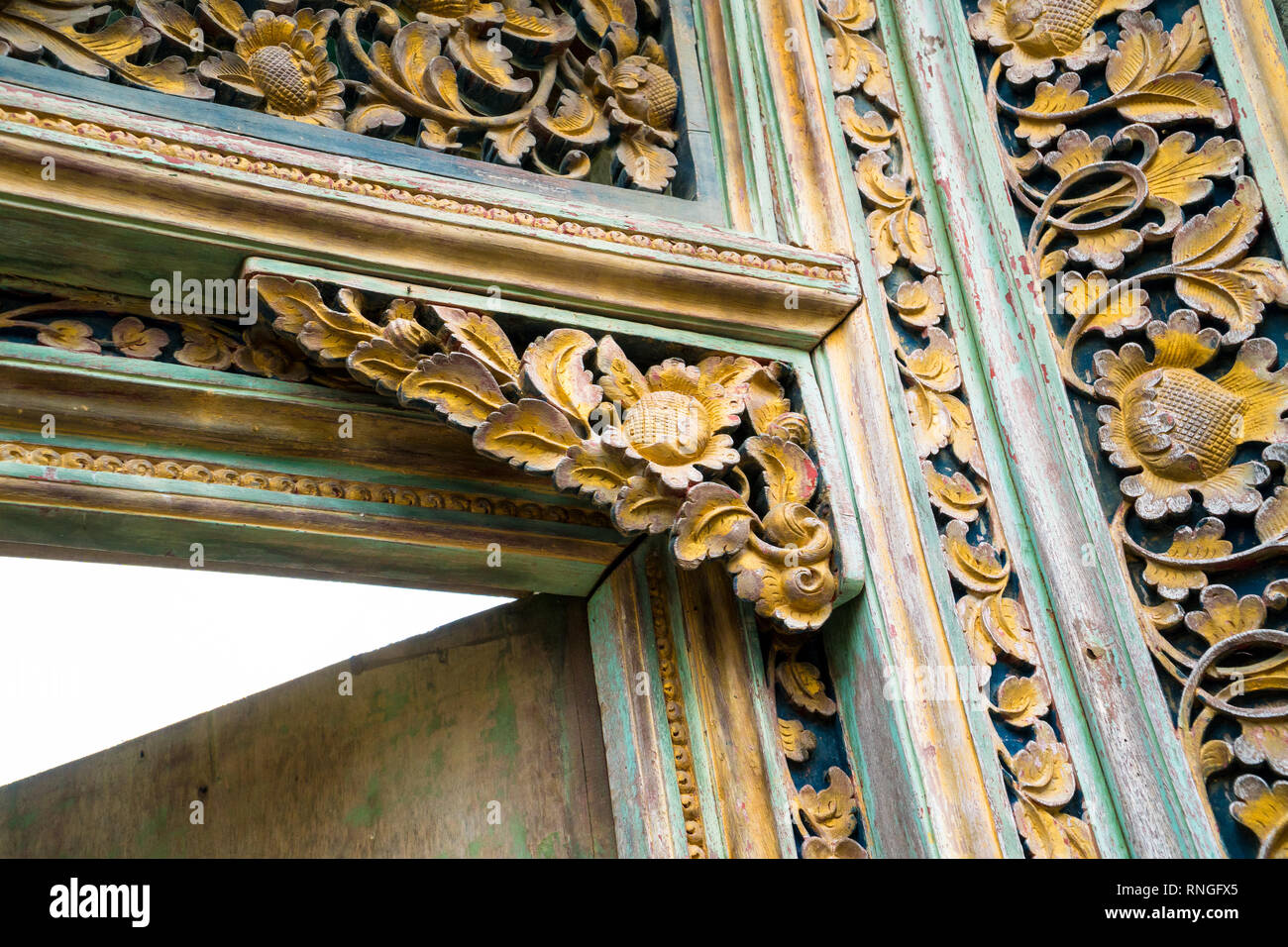 Ornements traditionnels balinais locales sculpté dans le bois par des artisans locaux par les mains. Les traditions locales et de l'artisanat concept Banque D'Images
