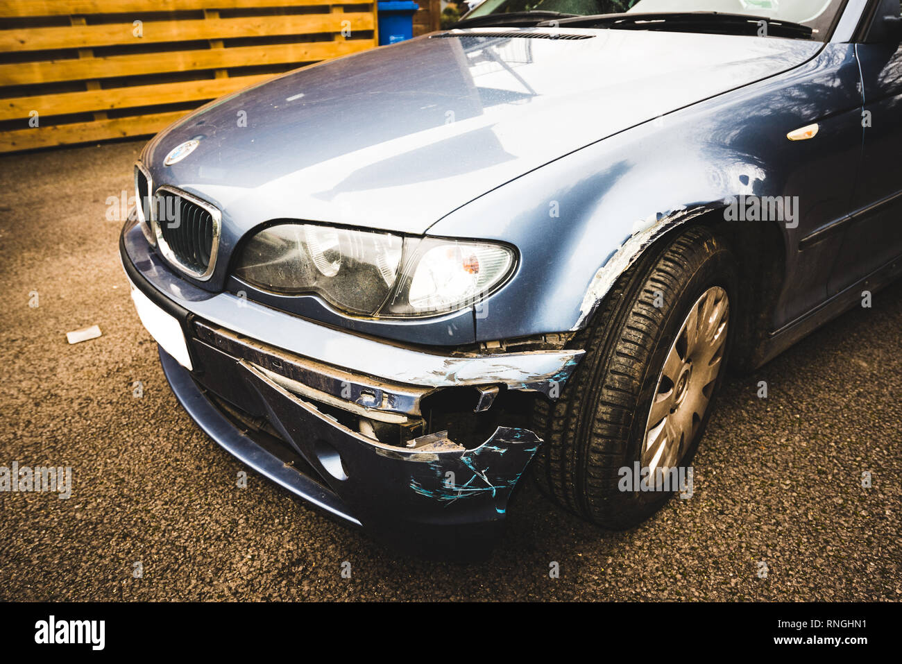 Accident de voiture et location de dommages. Le travail de corps et de bouclier. Banque D'Images