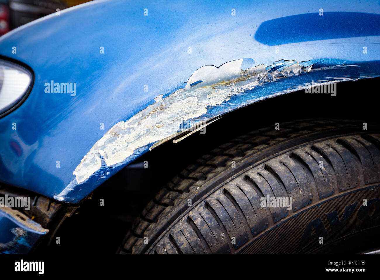 Accident de voiture et location de dommages. Le travail de corps et de bouclier. Banque D'Images