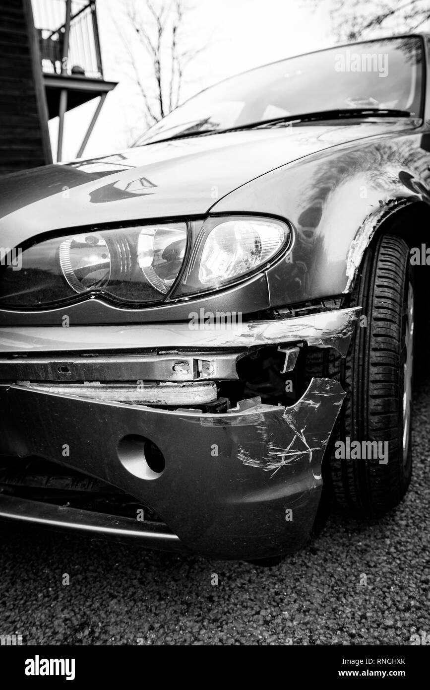 Accident de voiture et location de dommages. Le travail de corps et de bouclier. Banque D'Images