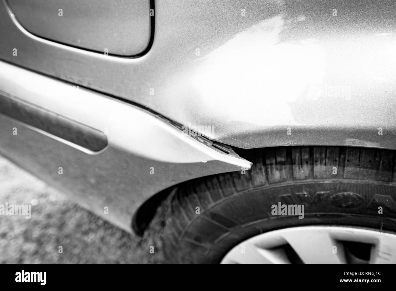 Accident de voiture et location de dommages. Le travail de corps et de bouclier. Banque D'Images