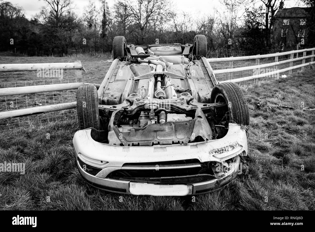 Accident de voiture et location de dommages. Véhicule dans un champ après crash à haute vitesse. Banque D'Images
