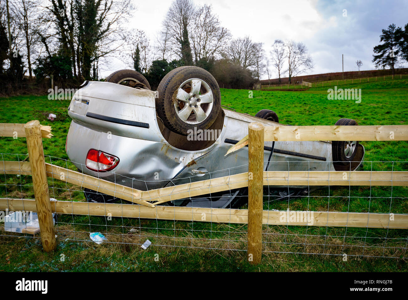 Accident de voiture et location de dommages. Véhicule dans un champ après crash à haute vitesse. Banque D'Images