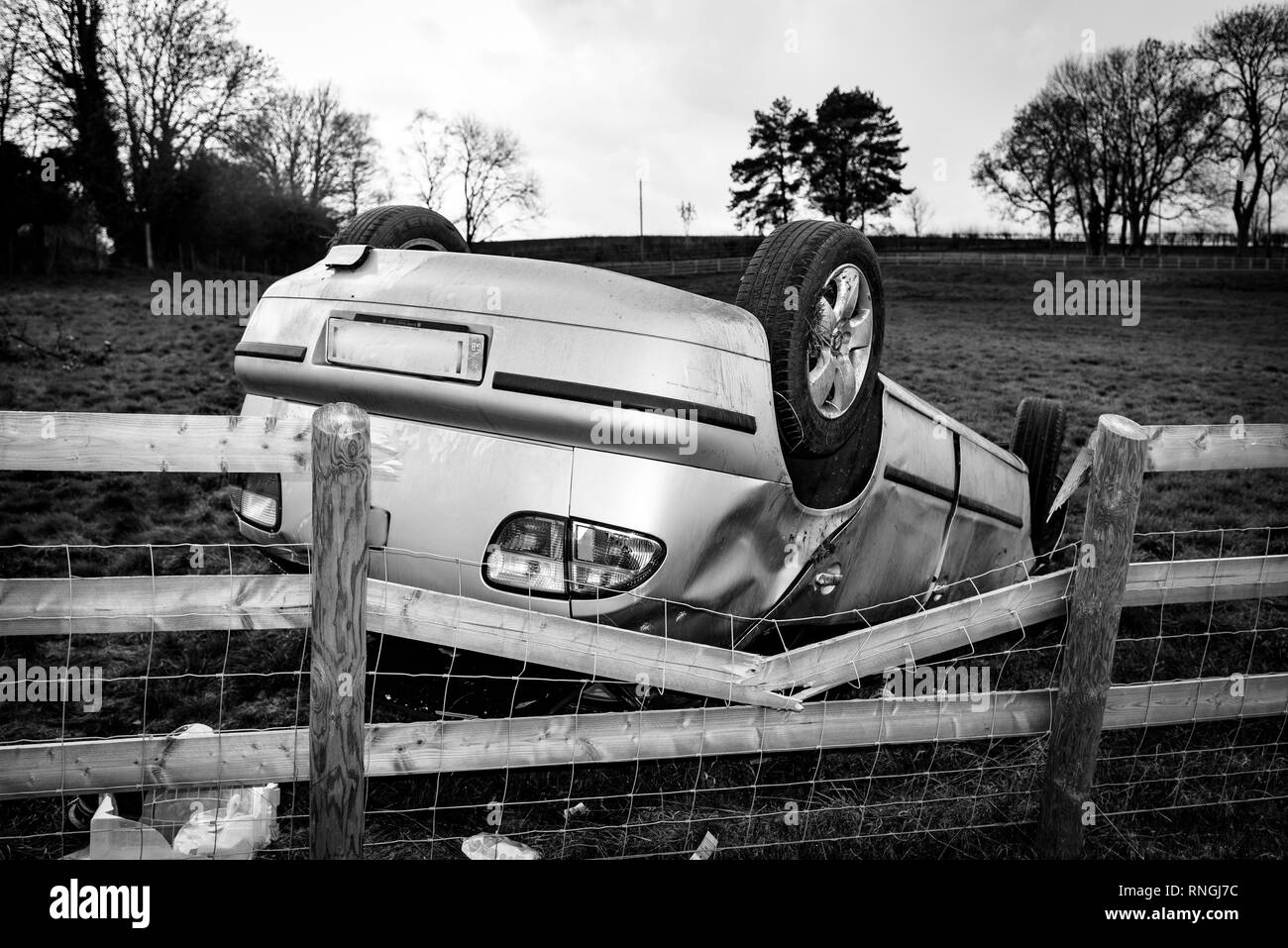 Accident de voiture et location de dommages. Véhicule dans un champ après crash à haute vitesse. Banque D'Images